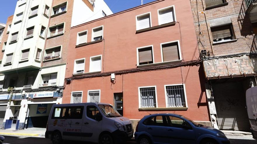 Sale a la calle semidesnudo para pedir ayuda tras recibir 4 cuchilladas en Zaragoza
