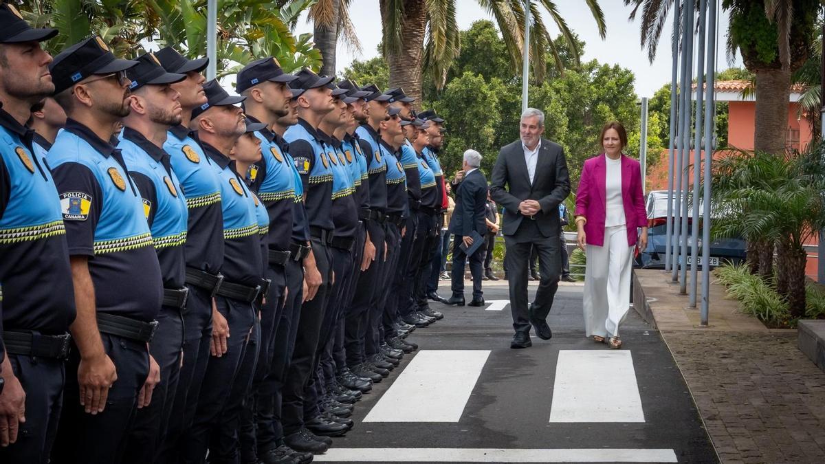 Fernando Clavijo y Nieves Lady Barreto en la clausura del IV Curso de acceso a la Policía Canaria