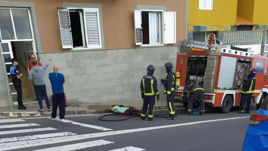 Bomberos y Policía Local frente al edificio donde ocurrieron los hechos.