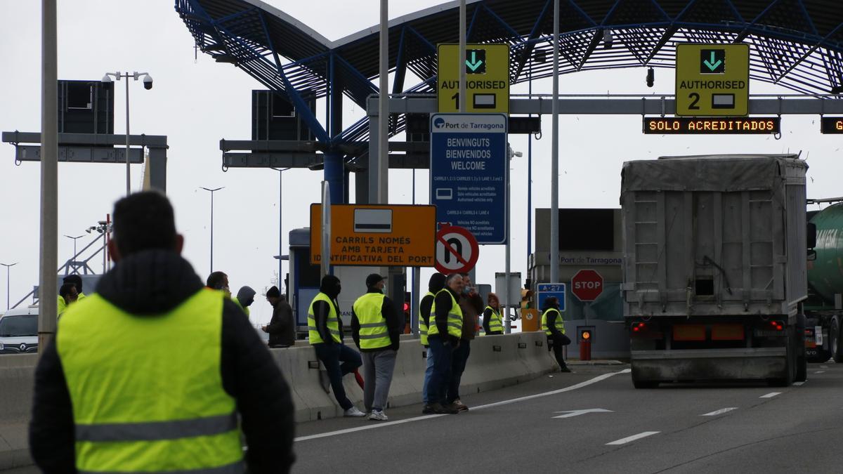 Camioners bloquejant l&#039;entrada al Port de Tarragona durant la jornada de protestes que ha començat aquest dilluns