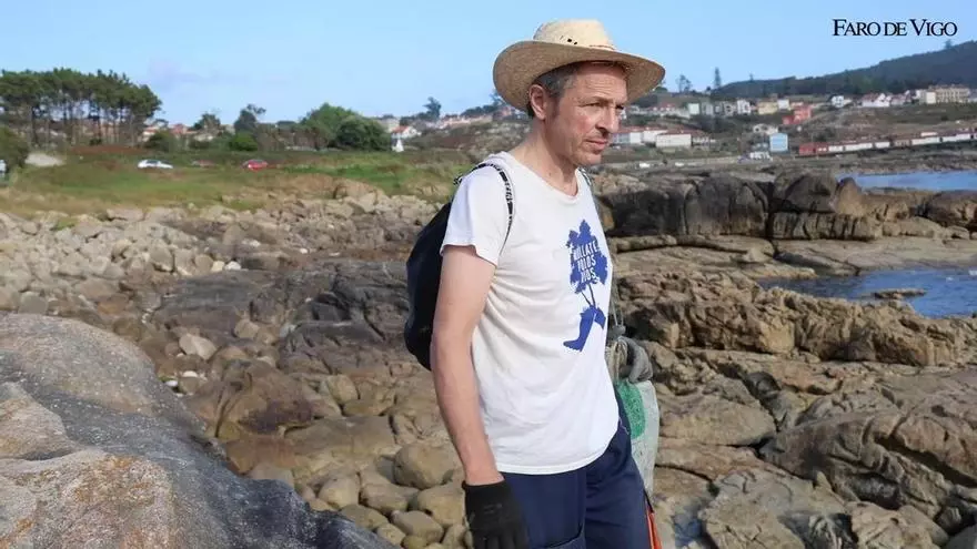Pablo Casal, el hombre que limpió 30 km de litoral entre Baiona y A Guarda