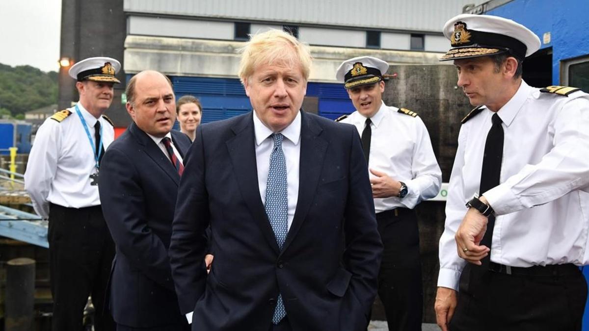 El primer ministro británico, Boris Johnson, durante una visita a un submarino militar.