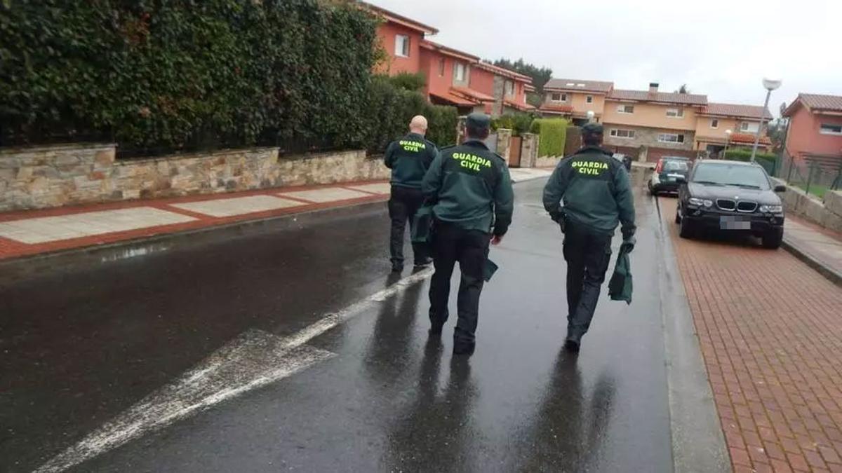Agentes de la Guardia Civil en una urbanización de Sada.
