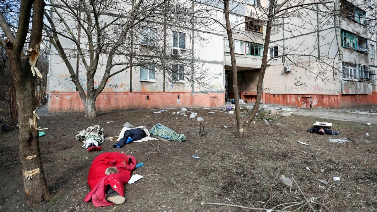 Los cuerpos de las personas muertas durante el conflicto Ucrania-Rusia yacen en el suelo en la ciudad sitiada de Mariupol