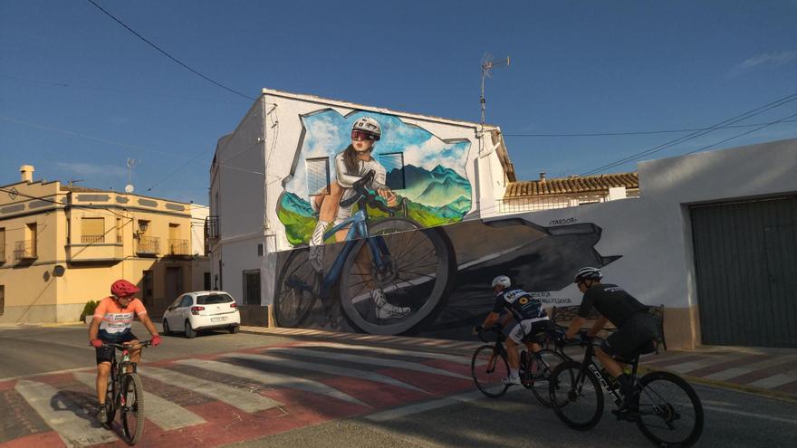 Un gran mural a Senija per a animar a pedalejar