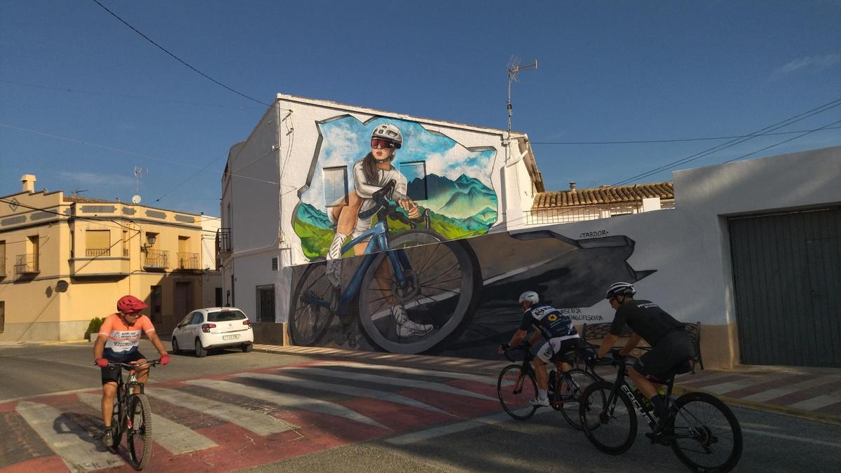 El mural está en la entrada a Senija y lo contemplan cientos de ciclistas