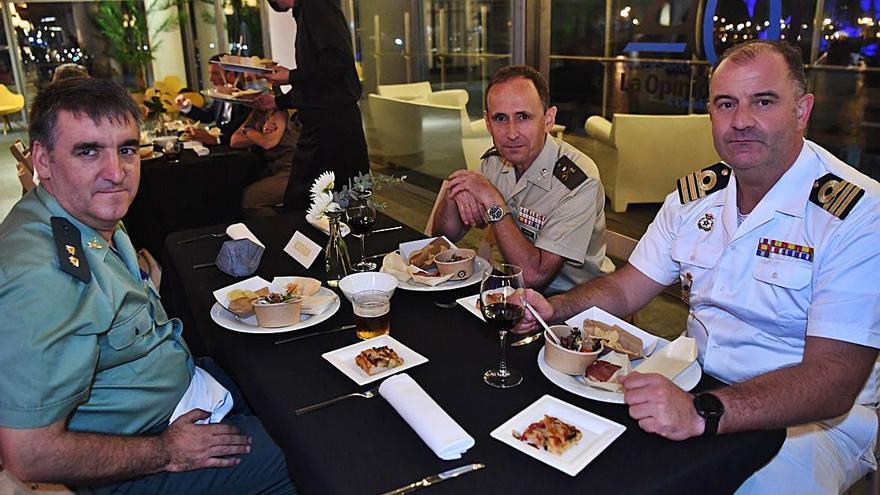 Fernando Pedreira, jefe de la Comandancia de la Guardia Civil en A Coruña, general jefe Juan Francisco Arrazola, y Jose Manuel Faraldo, comandante naval.  |  // E/P.