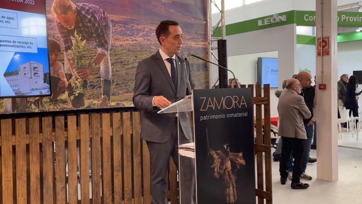El alcalde de Benavente, Luciano Huerga, ha presentado el proyecto del Plan de Sostenibilidad Turística en Intur.