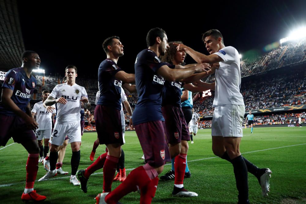 Jugadores de Valencia y Arsenal, a tortas