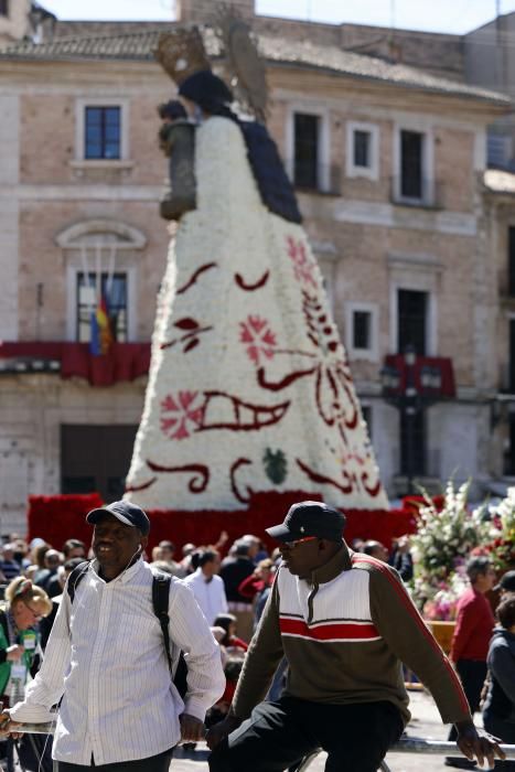 La Mare de Déu luce su manto en la Plaza de la Virgen