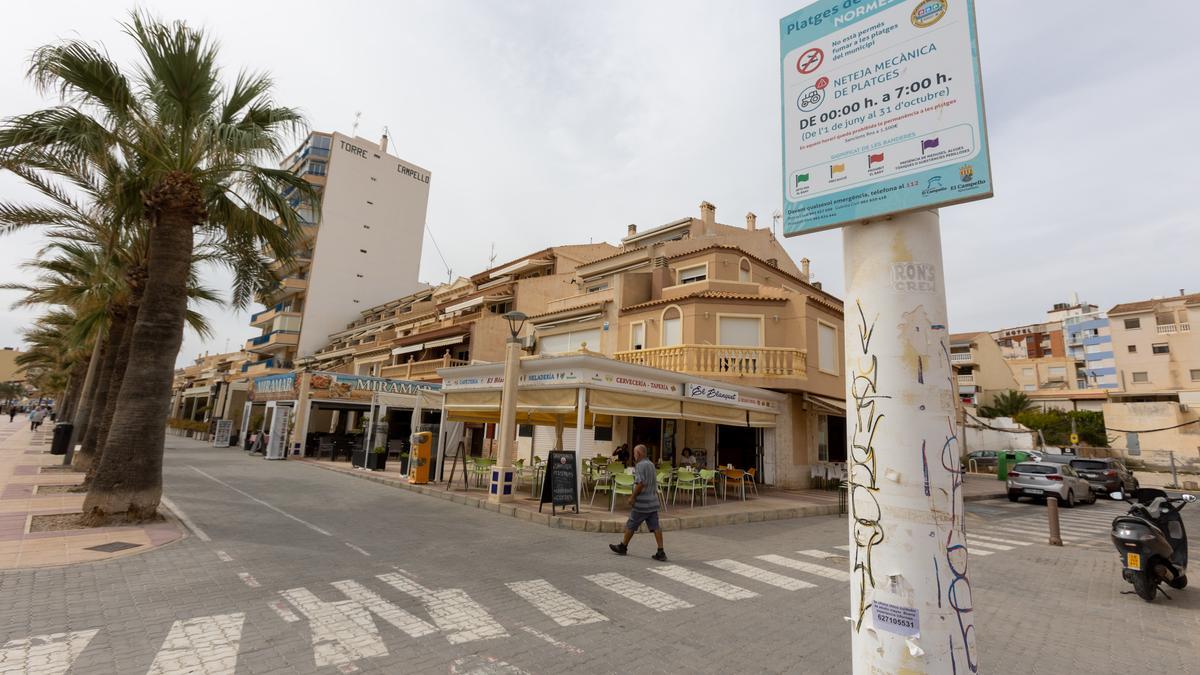 Los vecinos denuncian que el servicio de limpieza baldea la suciedad del paseo hacia la arena de la playa.