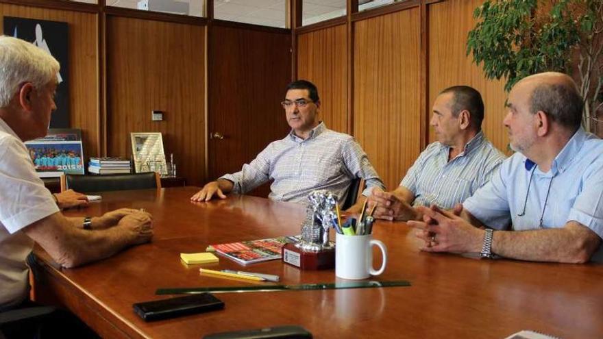 Alberto Abalde, Julio Bernárdez y José Antonio Sánchez, ayer reunidos con Manel Fernández. // FdV