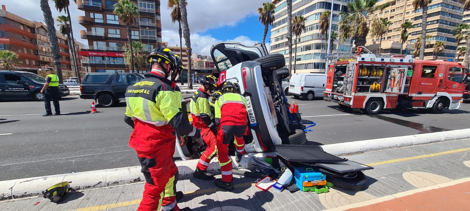 Vuelco de un coche en la Avenida Marítima (20/09/23)