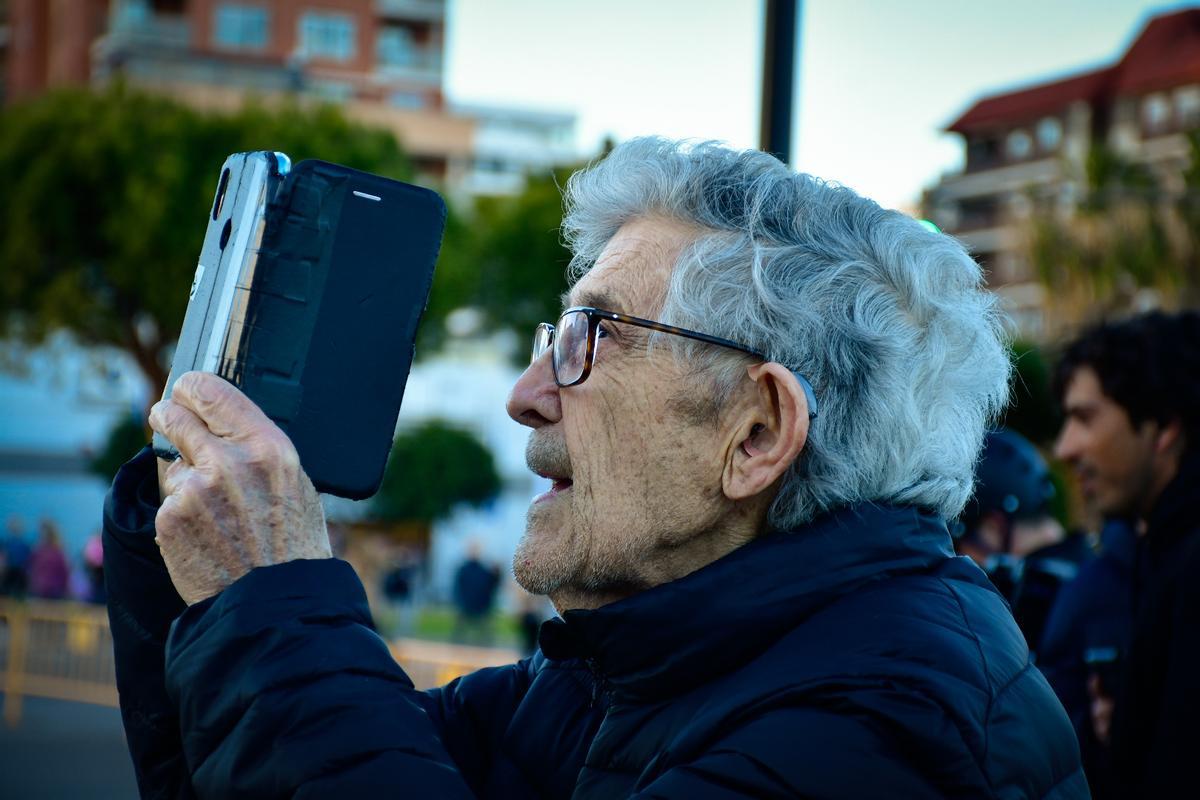 El edificio de Valencia reune vecinos y curiosos