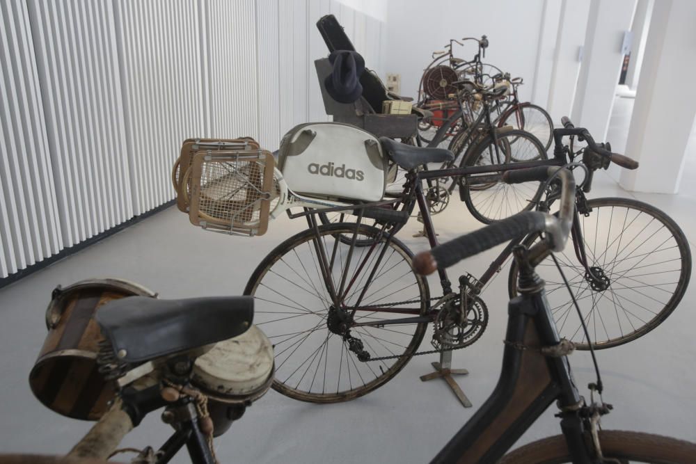 Exposición de bicicletas en la antigua estación de