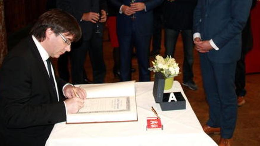 Puigdemont signa el llibre d&#039;Or de l&#039;Ajuntament d&#039;Anvers.