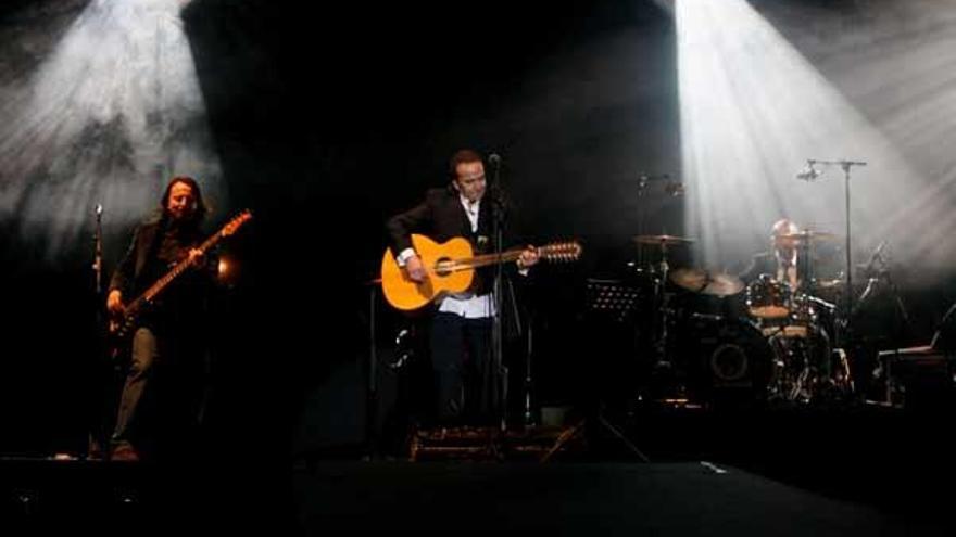 Los Secretos, durante el concierto que ofrecieron el viernes en el Palacio de Deportes de Madrid.