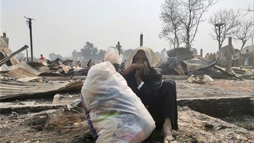 Al menos 15 muertos y 400 desaparecidos en el incendio en un campo de refugiados rohingyas