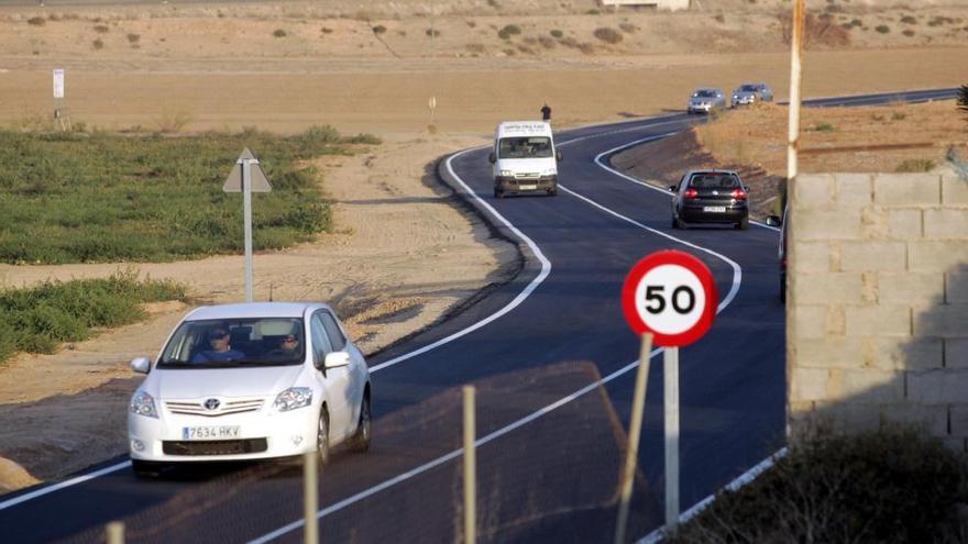 La carretera del Sifón abierta al tráfico ayer con la nueva señalización.