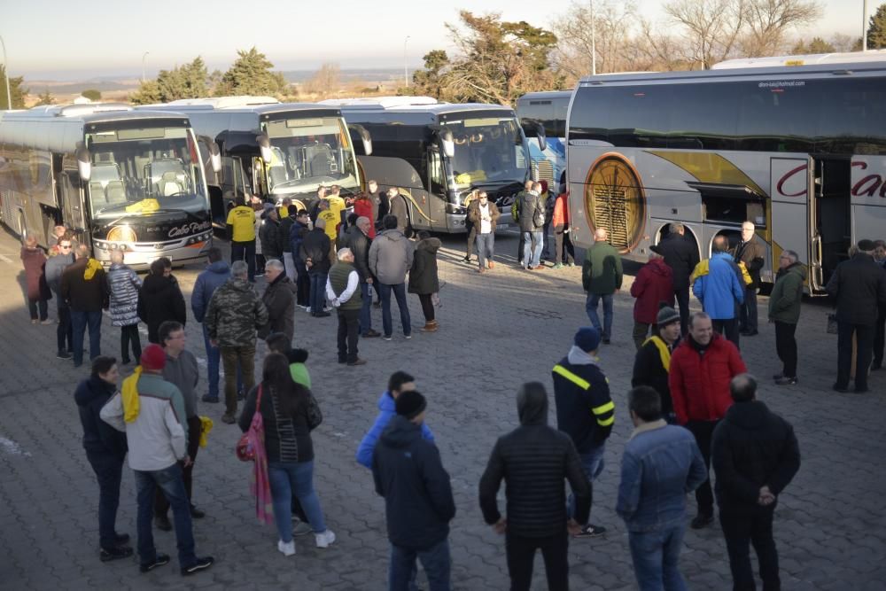 Los trabajadores de Alcoa de Asturias parten hacia Madrid a una manifestación contra el cierre de la fábrica