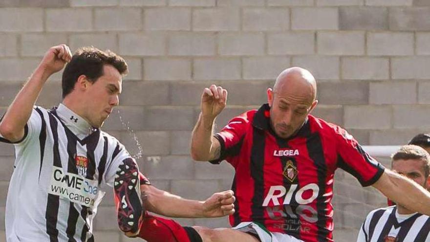 Óscar Pérez disputa un balón con un jugador del Haro en la pasada temporada.