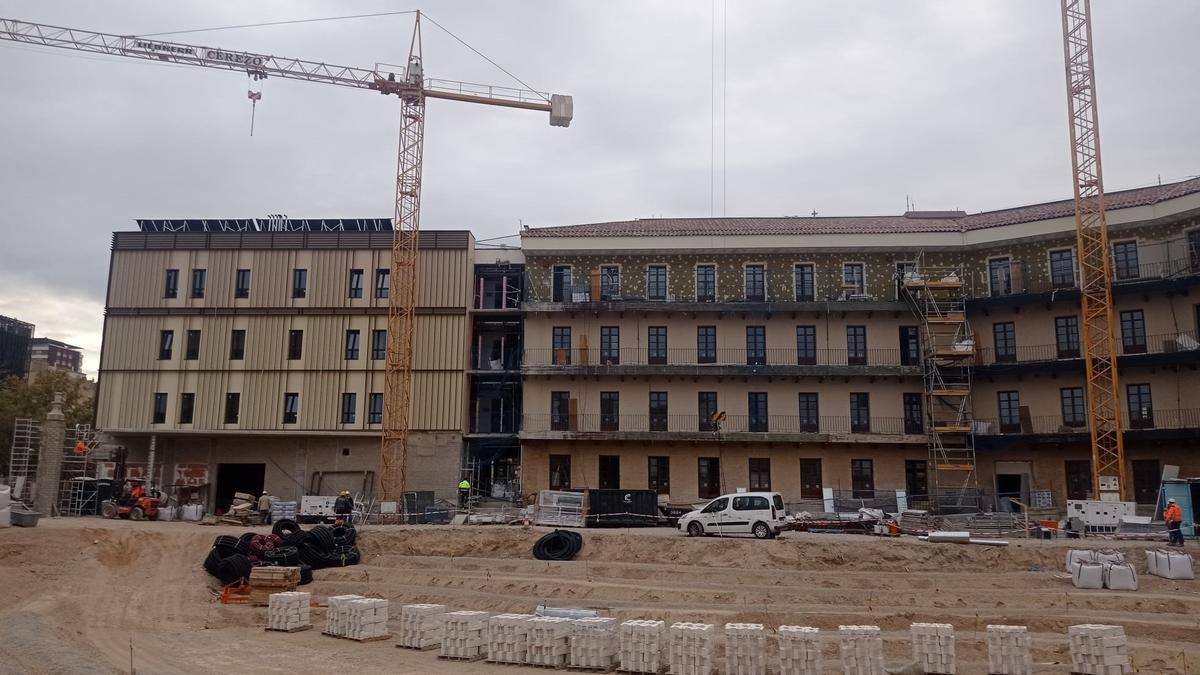 Cielo nublado en Zaragoza, desde las obras de la residencia de estudiantes de la plaza Forqué.