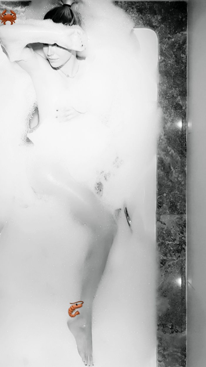 Blanca Suárez posa en la bañera con espuma en Instagram