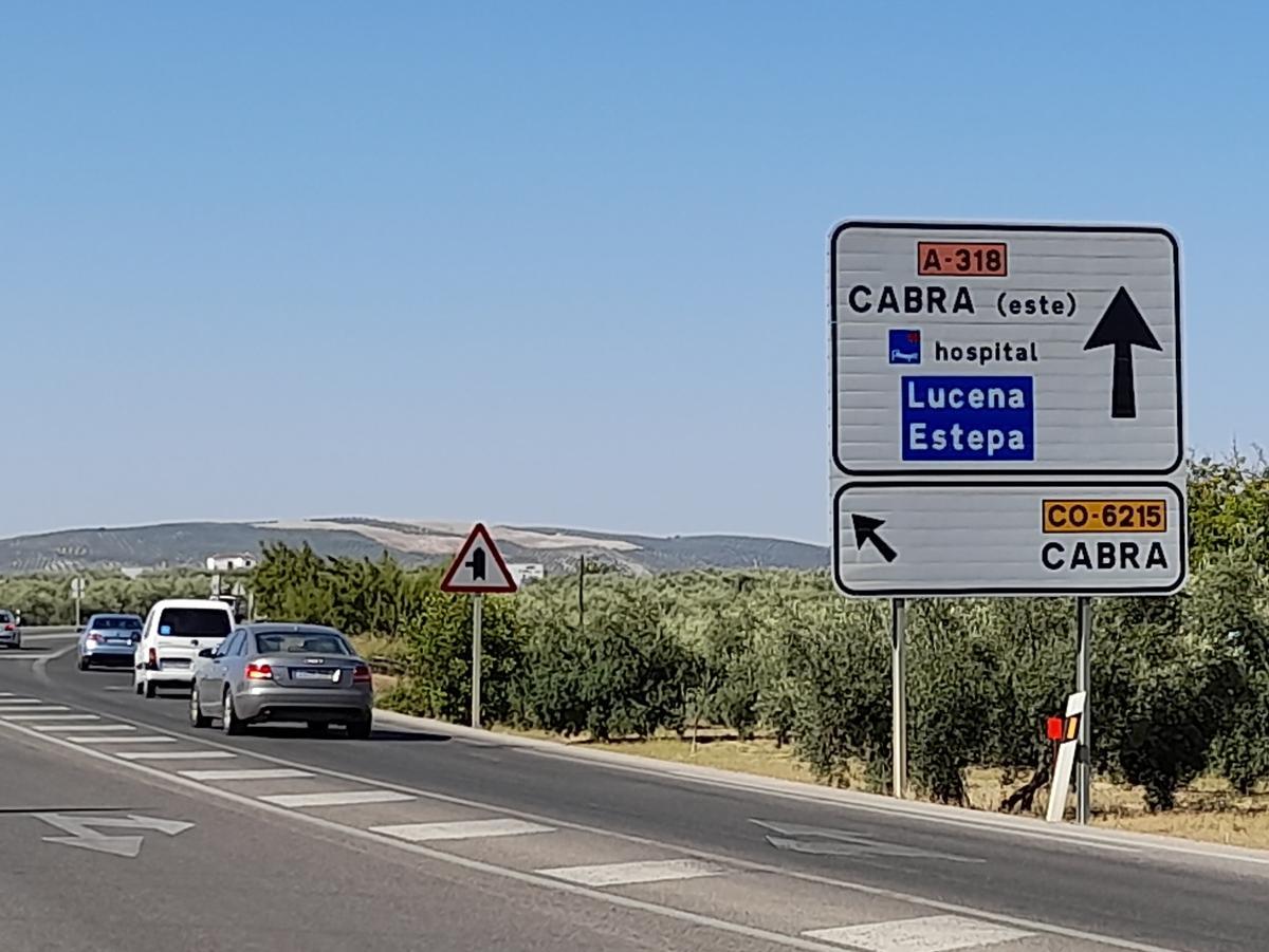 La A-318 en el término municipal de Lucena.