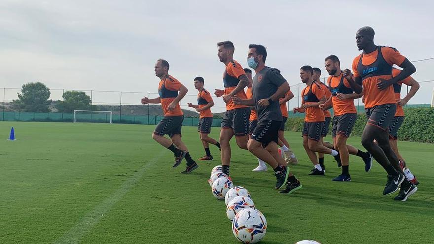 Los jugadores del Elche, ayer en el Algorfa, donde comenzaron a preparar el inicio liguero contra la Real.