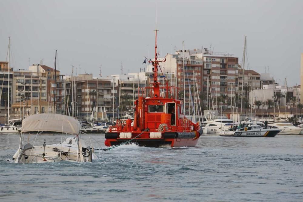 Remolque de la embarcación de recreo y extracción de los fardos