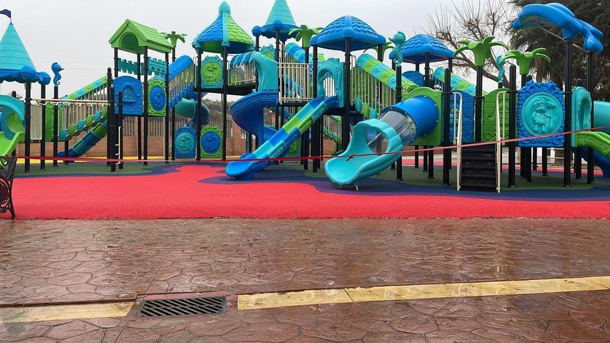 El parque Blas Infante de Palenciana cuenta ya con una nueva zona de juegos