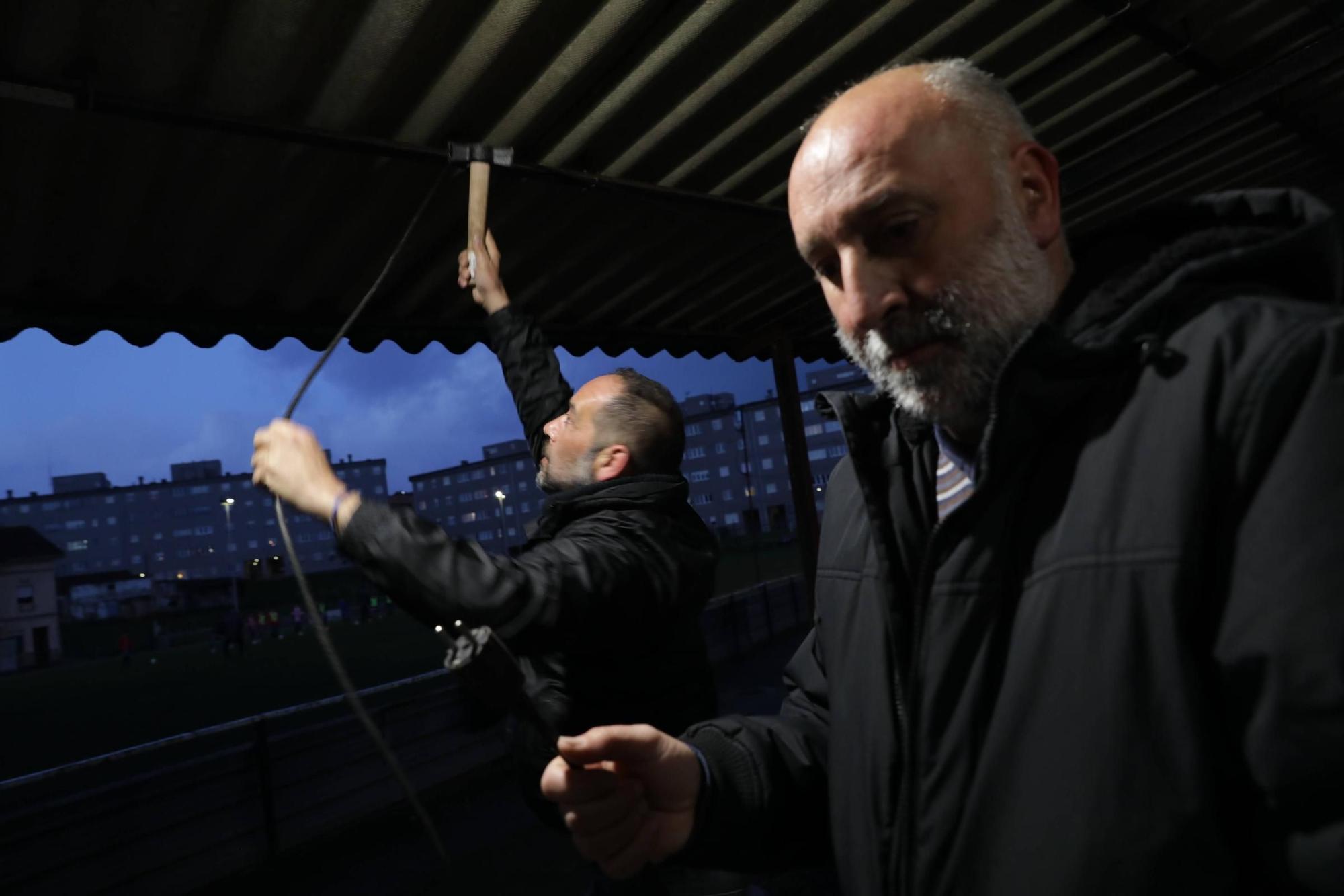 Condenados a jugar al fútbol casi a oscuras en Gijón (en imágenes)