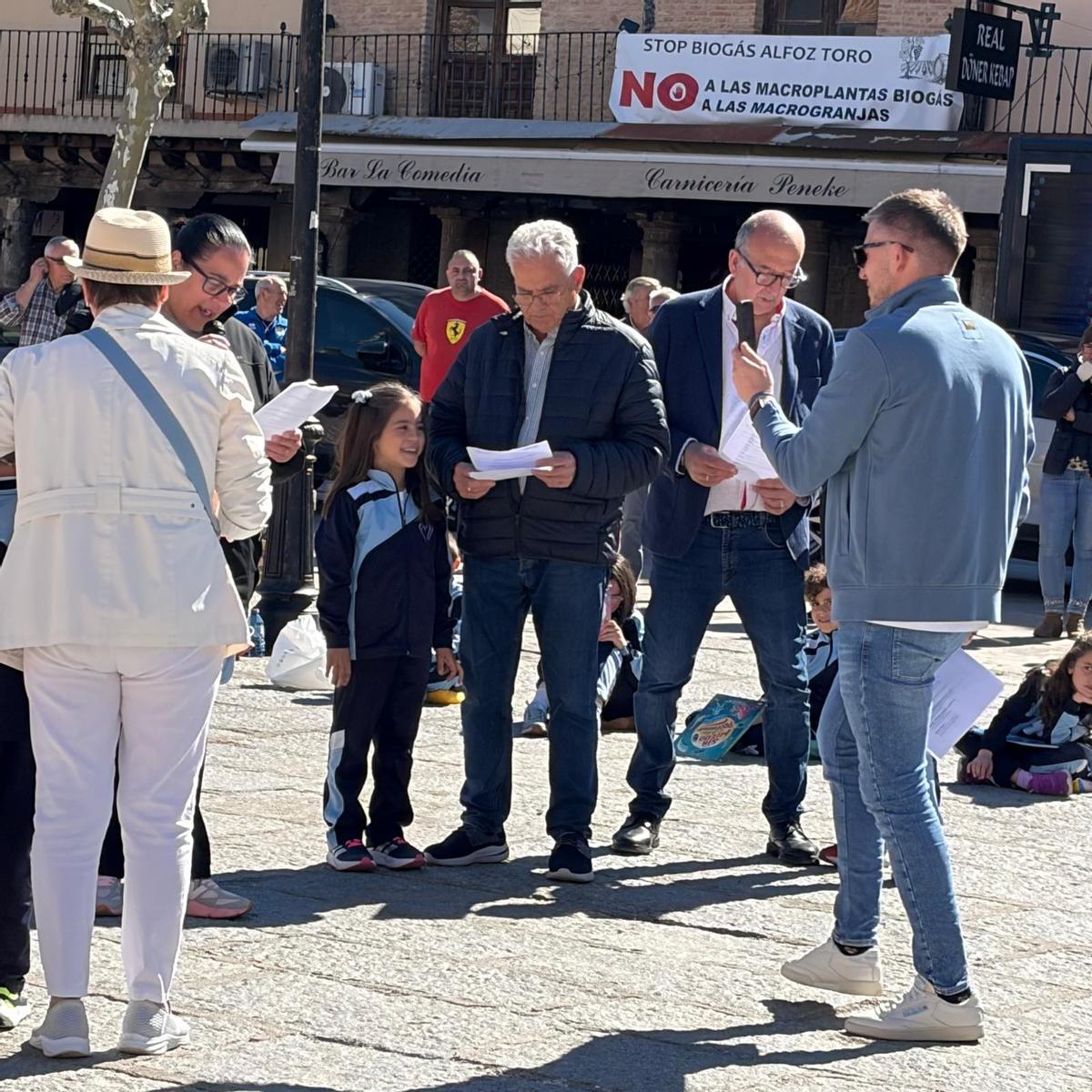 Abuelos y nietos se disponen a la lectura del manifiesto de la jornada.