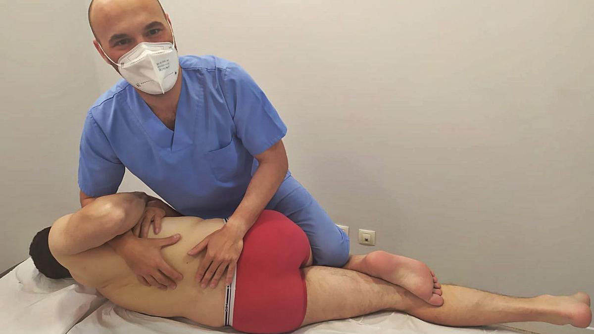 El fisioterapeuta vigués Pablo Salgado, atendiendo a un paciente con lumbalgia y dolor cervical.