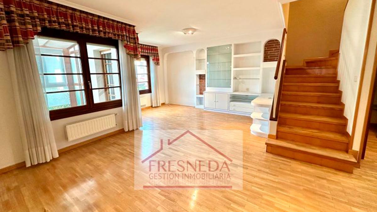 El inesperado chollo en la urbanización más famosas de Asturias, entre Oviedo y Gijón: chalet con tres dormitorios, dos baños, jardín e "ideal para familias2 más barato que un piso