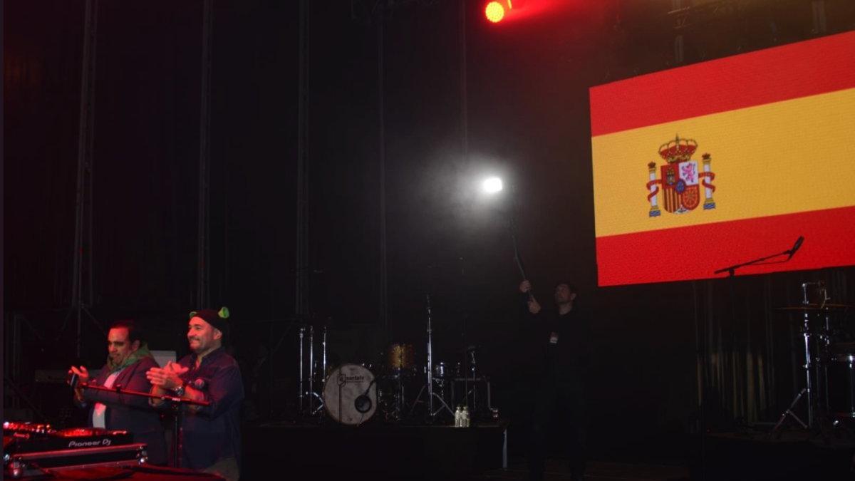 Concierto animado por El Pulpo en las fiestas de Boadilla del Monte. De fondo, la bandera de España.