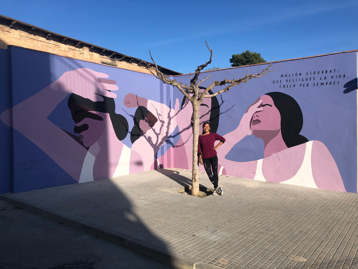La darrera creació de la sèrie dedicada a la violència de gènere, a Avinyonet de Puigventós.L’artista Sonia Estevez amb la primera creació dedicada a aquesta lacra social, a Castelló d’Empúries.