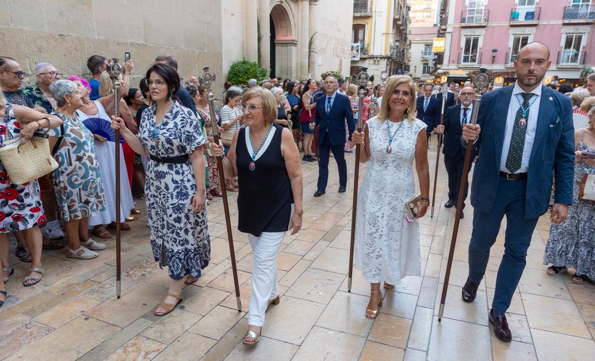La procesión de la Virgen del Remedio llena Alicante de devoción por su Patrona