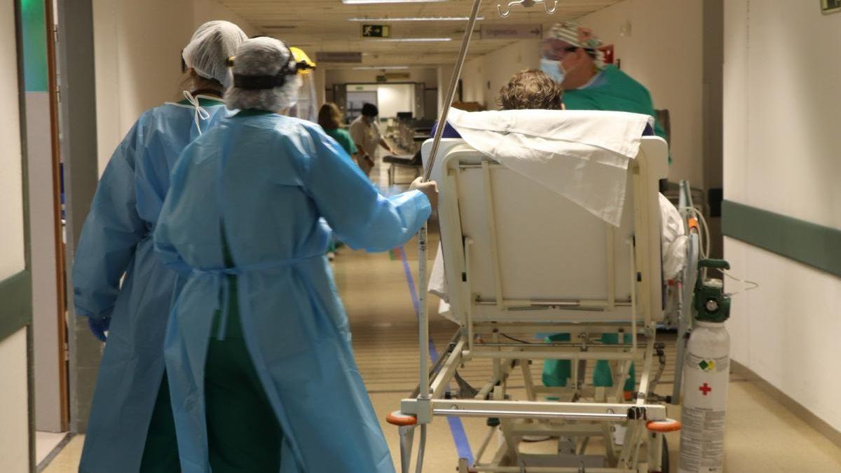 Traslado de un paciente en un hospital.