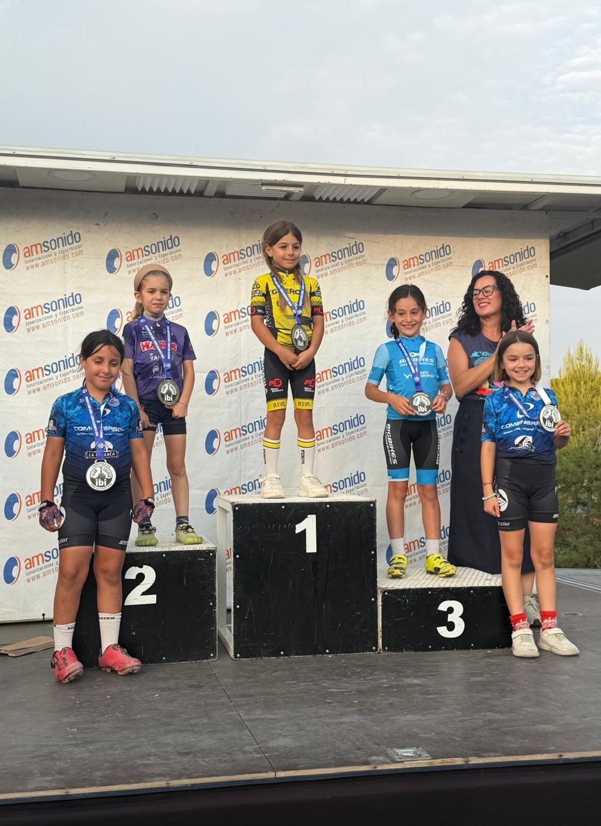 Kendall López, del CC Ontinyent, en lo alto del podio.