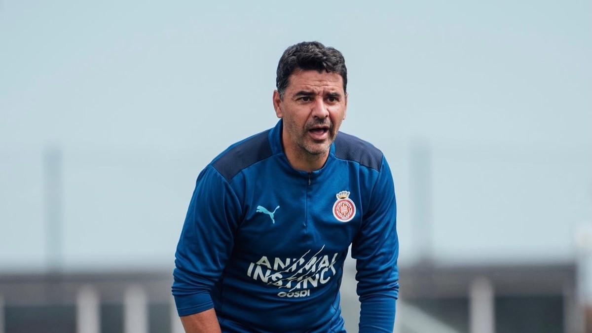 Míchel dando indicaciones a sus pupilos en un entrenamiento