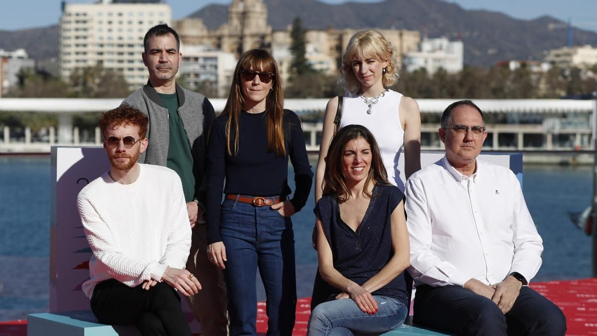 Elena Trapé, en el centro de pie, junto al actor Daniel Pérez Prado, os productores Marta Ramírez y Fernando Riera, el guionista Miguel Ibáñez Monroy y la actriz Ainara Elejalde.