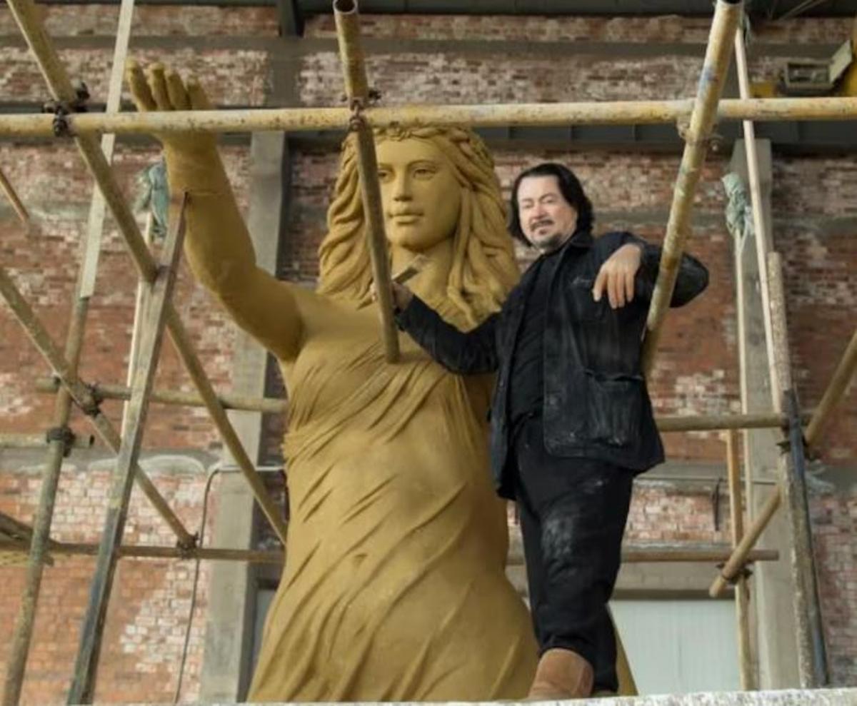 Ginés Serrán, con uno de sus proyectos escultóricos colosales