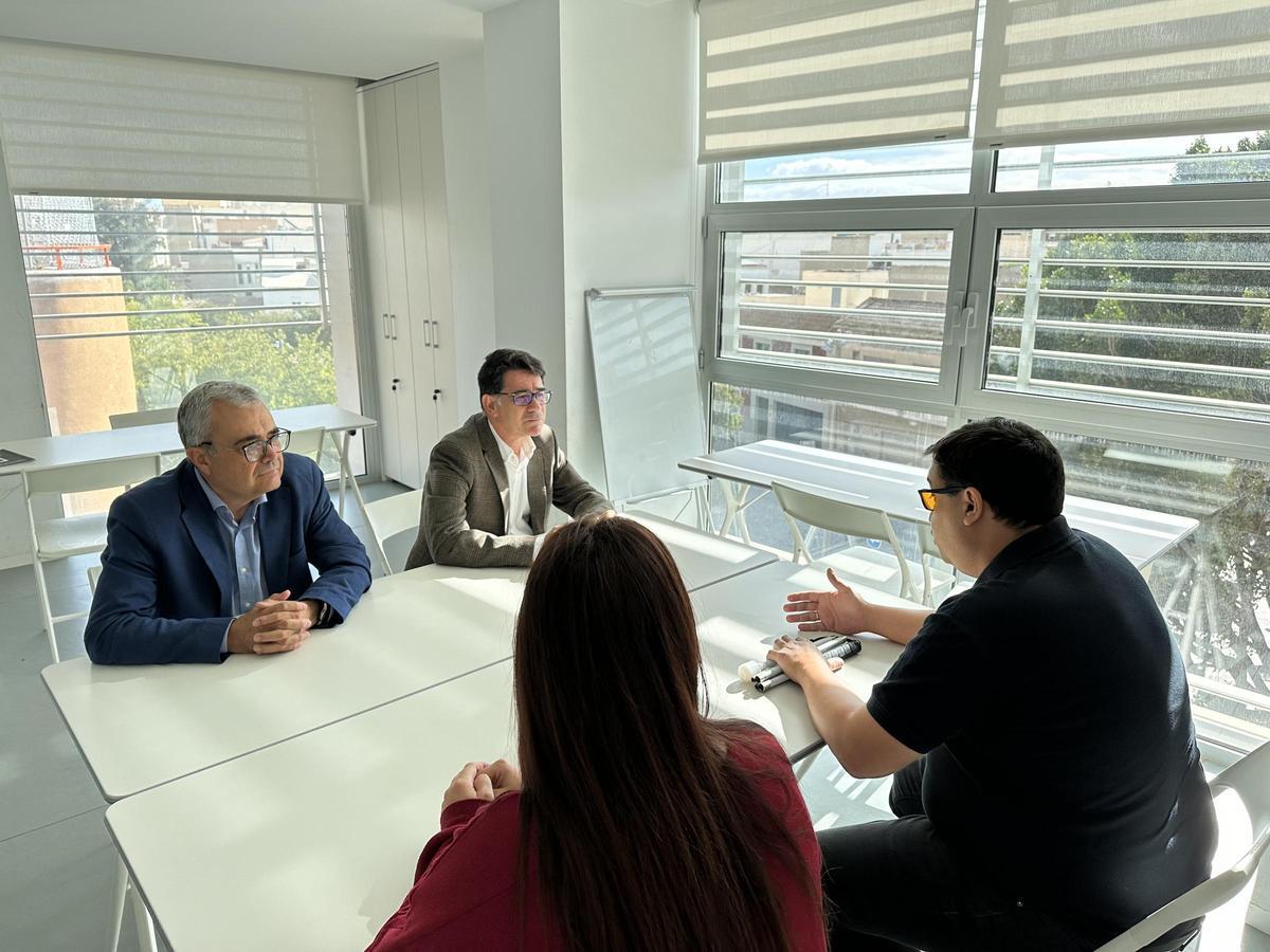 Visita del alcalde y el edil de Participación Ciudadana al local cedido al Cercle