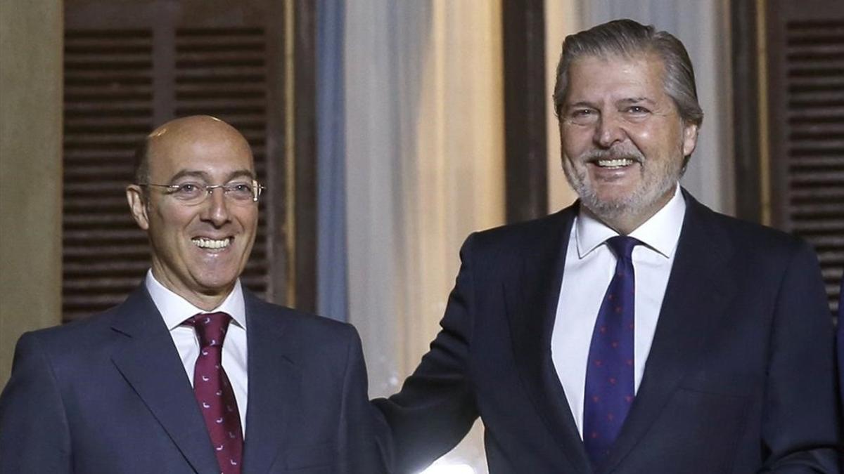 El delegado del Gobierno en el País Vasco, Carlos Urquijo, con el ministro de Cultura, Íñigo Méndez de Vigo, el pasado 4 de diciembre en San Sebastián.