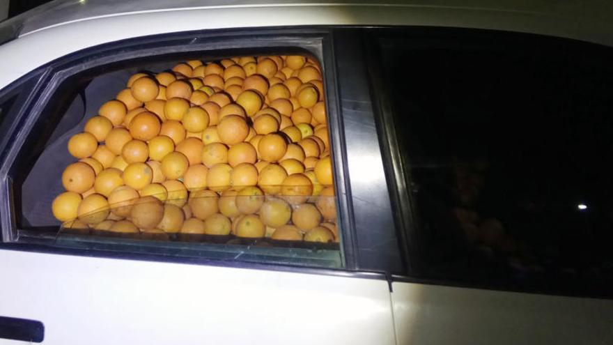 Un coche con parte de las naranjas robadas.