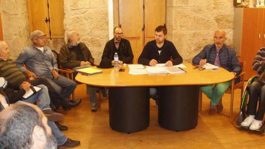 Ezequiel Fernández (centro) con ediles y vecinos en el consello parroquial de San Martiño, el viernes. // S.A.