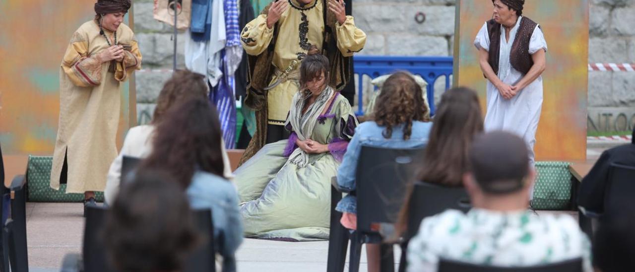 Una escena de la obra sobre Catalina de Oviedo, en la plaza del Fresno.