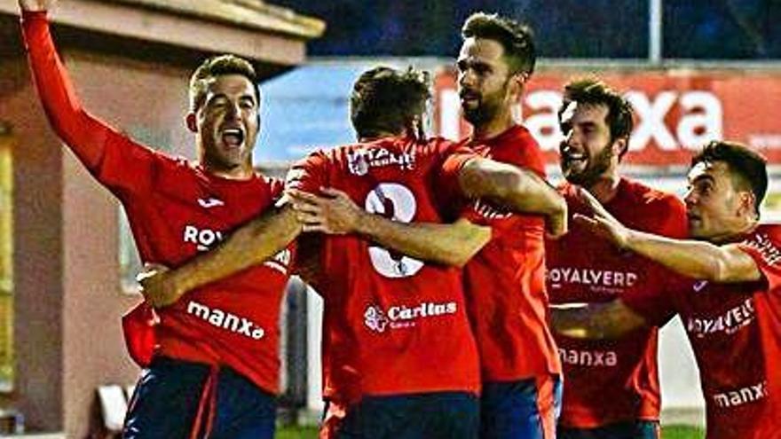 Els jugadors de l&#039;Olot, celebrant el gol de l&#039;empat de Carles Mas.