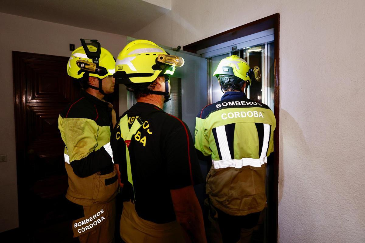 Los bomberos rescataron a cerca de un millar de personas.